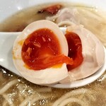 らーめん 心麦 - 味玉断面図