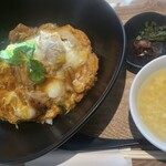 Cafe brunch TAMAGOYA - 天城軍鶏の親子丼（玉子スープ・おしんこ付）税込1,700円