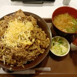 すき家 - チーズ牛丼 (キング) 豚汁 おしんこセット