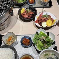 牛刺しと焼肉 仔虎 クリスロード店 - 