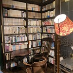 TiTi - 1階書棚。入ってすぐにこちらが。