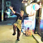 酒肴商店 アジト - 店長のいつものパフォーマンス！　仁王門の横に立てるね！