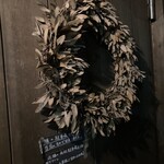 TiTi - ドアに飾られたリース