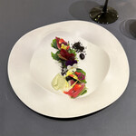 プレゼンテ スギ - Sug i畑をお皿に乗せて
      バニラとライムのアイスドレッシング