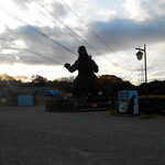 あじのや - 近くの「くりはま花の国」にて② 山頂のゴジラのすべり台(遠撮)