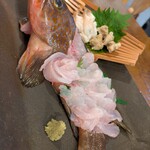 BISTRO Vie - あこう、丸々を目の前で捌く！このお皿が1人前！！沢山すぎてビックリする！