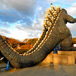 あじのや - 近くの「くりはま花の国」にて④ 山頂のゴジラのすべり台(尾撮)