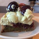 パティスリー リョーコ - 一年経っても全くカットが進化しません。濃緑の生地はピスタチオが焼き込まれ、その上の赤紫エリアにはチェリーの果実とジュレ。超絶美味なので瓶に入れて売って欲しいほど。そしてめっちゃピスタチオな生クリーム！