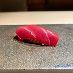 はっこく - 漬けマグロ（中トロ寄りの赤身？）