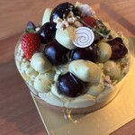 パティスリー リョーコ - 今回はおまけでいちごも載って来ました！