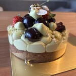 パティスリー リョーコ - 上に乗っているグリオットチェリーも大粒で甘く、果汁たっぷりでたいへん美味です。