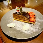 オー バカナル - ヘーゼルナッツ風味のタルト。イチゴとラズベリーが効いてる