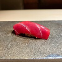 はっこく - 漬けマグロ（中トロ寄りの赤身？）