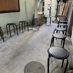 奈つやの中華そば - 待合場所。工場？の空きスペース。吹きっ晒しです。