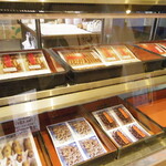 丸平川魚店 - 店内ショーケース