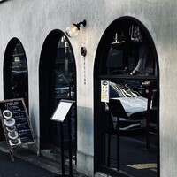YPSILON Aoyama - アーチ型の窓