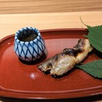 好日 - 焼物 ：郡上の天然鮎を塩焼きにし、頭と尾を落として 骨抜きしてあります。 流石、郡上の鮎は美味しいですネ！ 脇には、石川産の岩モズクの酢の物が添えられ、上には七夕に使用される “梶の葉” があしらわれています。 モズクのシャキシャキ食感と共に鮎をいっそう美味しく楽しむことが出来ました。♪♬ 