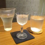 好日 - 十四代 酒未来 上諸白 ： フルーティーな独特の香味で、やわらかく優雅な味わいがあり、キレとのど越しを持つ珠玉の逸品。高木酒造KK 山形県村山市 アルコール分 15度。