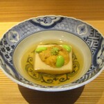 好日 - 先付 ： 胡麻豆腐に枝豆と山葵、タップリの青森産 無添加 生雲丹が添えられています。