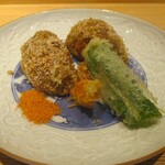 好日 - 揚げ物 ： 天然の車海老と椎茸を叩いてかき揚げにしてあります。こォ～れは美味しいですネ！ 殻を取り除き 甘くてカリッと揚げた海老の頭、万願寺唐辛子、とってもジューシーな椎茸をサクッと揚げて 桜海老の塩でいただきます。