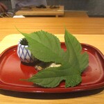 好日 - 焼物 ：郡上の天然鮎を塩焼きにし、頭と尾を落として 骨抜きしてあります。 流石、郡上の鮎は美味しいですネ！ 脇には、石川産の岩モズクの酢の物が添えられ、上には七夕に使用される “梶の葉” があしらわれています。 モズクのシャキシャキ食感と共に鮎をいっそう美味しく楽しむことが出来ました。♪♬ 