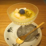 好日 - 甘味 ： 山梨の桃 “大統領” のすり流しにパッションフルーツ、桃、ブルーベリーが飾られています。