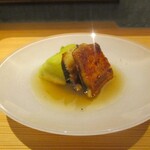 好日 - 酢の物：三河一色のうなぎを蒲焼きにして、茄子の煮びたしに載せて三杯酢に山椒がかけられています。ふっくらとして脂ののったうなぎは表面をカリッと焼きあげられ三杯酢と山椒が良く合っています。