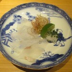 好日 - お造り ： 三河湾のマゴチを薄造りにして、ポン酢、藻塩、茗荷、芽葱、酢橘が添えられています。うぅ～ン、美味いッ！