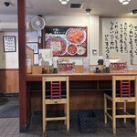 九州らーめん 亀王 - 店内間隔広め