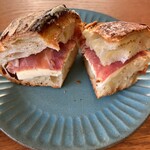 スーリープー - 生ハムとバターチャバタ