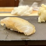 鮨 箕輪 - 天然ヒラメの昆布締め