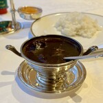 資生堂パーラー - カレーソースは銀製のソースポットで提供される
