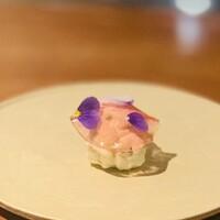 Hirovanna - ②【苺と愛知牧場milk】
                      ★ 安城産苺の自家製モッツァレラチーズ包み、苺のヘタの酢漬けのゼリーシートのせ