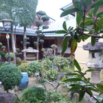 大正楼 - 中庭：石灯籠と回廊