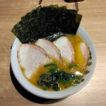 ラーメン 野良裏家 - 特注燻製釜つるし焼燻製チャーシューメン並1,300円＋青混ぜのり150円