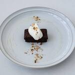 b Kitchen - 自家製トルタカプレーゼ（Dolce)