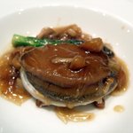 故宮 - 活あわびの姿煮込み　ふかひれとなめこ入りあんかけソース