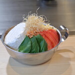 もんじゃ 鉄板 天善 - 贅沢洋風もんじゃ
カマンベールチーズまるまる1個使った洋風もんじゃ。
チーズとトマトとバジルのマッチングは最高。