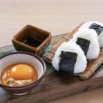 いぶし銀次郎 - 雲丹と卵黄のつけ握り飯