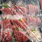 みなと市場 小松鮪専門店 - 本鮪赤身の刺身盛り合わせ（器はお店のなので後日返却）