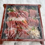 みなと市場 小松鮪専門店 - 外は雪が降っていました！本鮪赤身の刺身盛り合わせ（器はお店のなので後日返却）