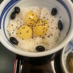 甘味処 彦いち - ごま塩をふりふり