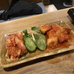 万両 南森町店 - キムチ盛合せ(白菜・大根・きゅうり)¥550