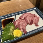 万両 南森町店 - 生タンのお造り ¥900