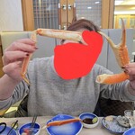 カジュアルフレンチBar 7FUKU - カニを持って喜ぶなほちゃん