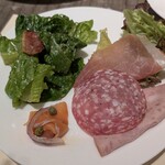 グラスコート - シーザーサラダにゴールドミート、スモークサーモン