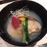 汐見 - 自慢の「そばがき椀」
      千葉縣産の地ハマグリでお出汁をとつた、滋味深い一椀。畫像ではハマグリの裏に隱れてゐますが、そばがきは甘い香りと獨特の食感とが頗る愉しいです。日本人である事の悦びを感ずる一椀です。