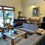 いわない温泉高島旅館 - ロビーにはたくさんの本があります