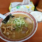 ラーメン大光 - 味噌ラーメン 700円(税込)。
      (チャーシュー脂身多めの切り落とし、ネギ多め)
      ライス少々 100円(税込)。
