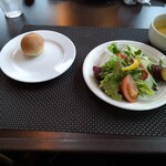 ラ ビストリア - サラダ、ミルクパン、カボチャのポタージュ。